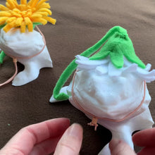 Load and play video in Gallery viewer, Small animal Hat, Bearded Dragon Hat, Flower Hat, The Daisy Hat
